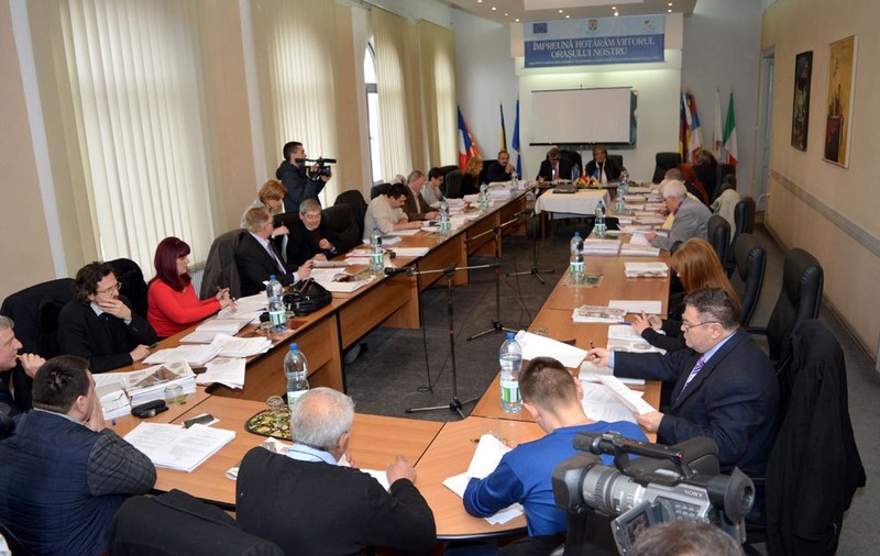 Doi consilieri s-au înjurat ca la ușa cortului în timpul ședinței