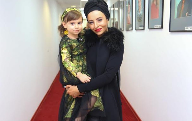 Giulia Anghelescu a plâns de emoție! Fiica ei de patru ani a avut prima prezentare de modă