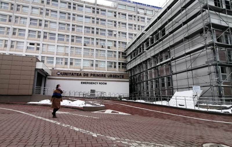 Pacienții vin să se interneze și muncitorii continuă lucrările de reabilitare la spitalul din Suceava, unde sunt peste 50 de persoane infectate