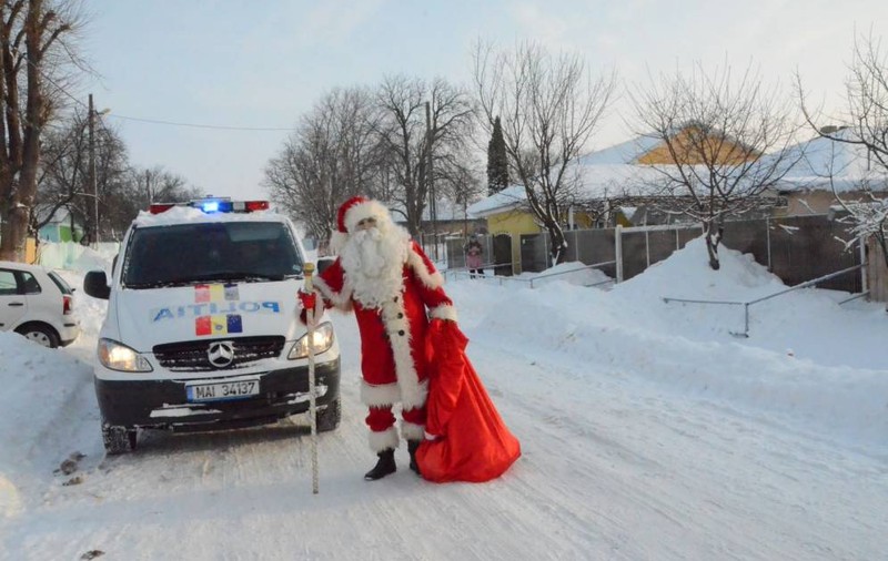 Traficanți de droguri prinși în flagrant de polițiști îmbrăcați în Moș Crăciun