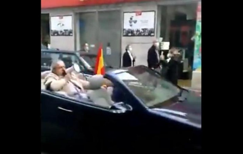 Videoclipul momentului. Un spaniol cere demisia guvernului dintr-o mașină decapotabilă cu șofer