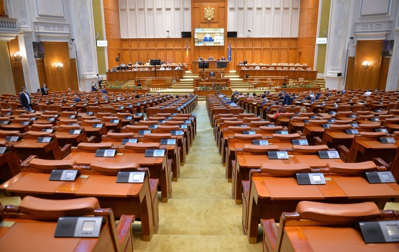 Măşti de gaze, piloni de delimitare şi calculatoare, pe lista de achiziţii a Camerei Deputaţilor