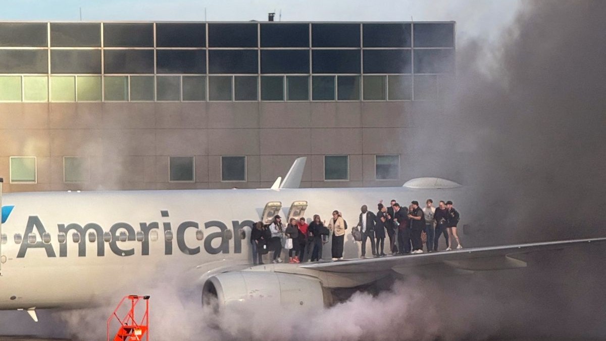 Pasageri scoși pe aripă după ce a luat foc motorul unui avion American Airlines, 13 martie 2025