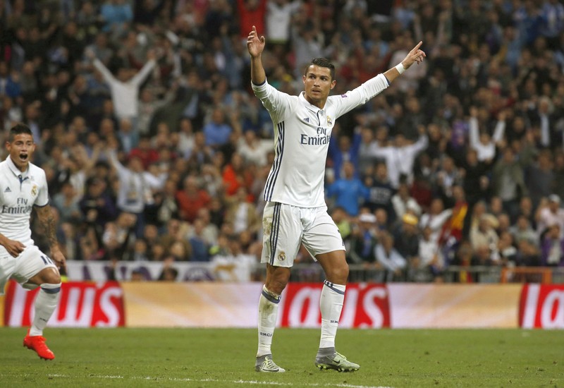 epa05539957 Real Madrid's Portuguese striker Cristiano Ronaldo celebrates his 1-1 goal during the UEFA Champions League group stage match between Real Madrid and Sporting CP at Santiago Bernabeu Stadium in Madrid, Spain, 14 September 2016. EPA/JuanJo Martin