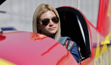 Andreea Bănesaru, în cockpit-ul avionului său Extra 330SC, pe Aeroportul Băneasa. Foto: Vlad Chirea / Libertatea