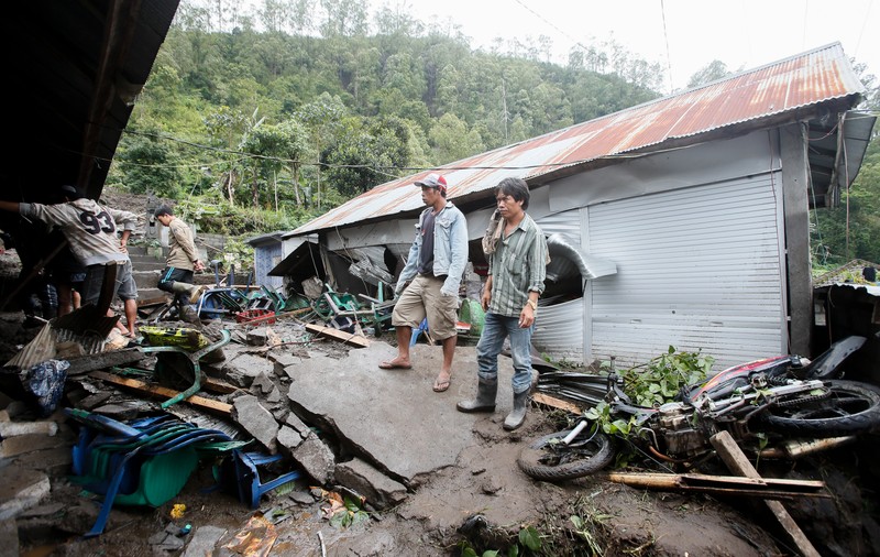 Alunecare de teren în Bali: Cel puțin 12 oameni au murit | FOTO
