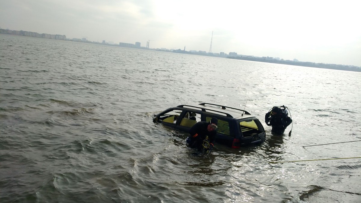 O mașină a căzut în Lacul Morii din București. Pompierii intervin la fața locului FOTO