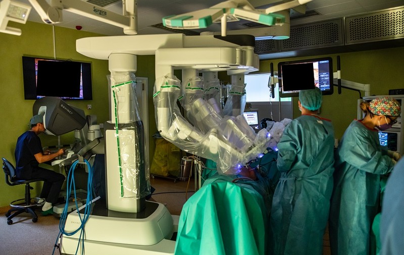 Chirurgia robotică, o șansă uriașă pentru pacienții în vârstă