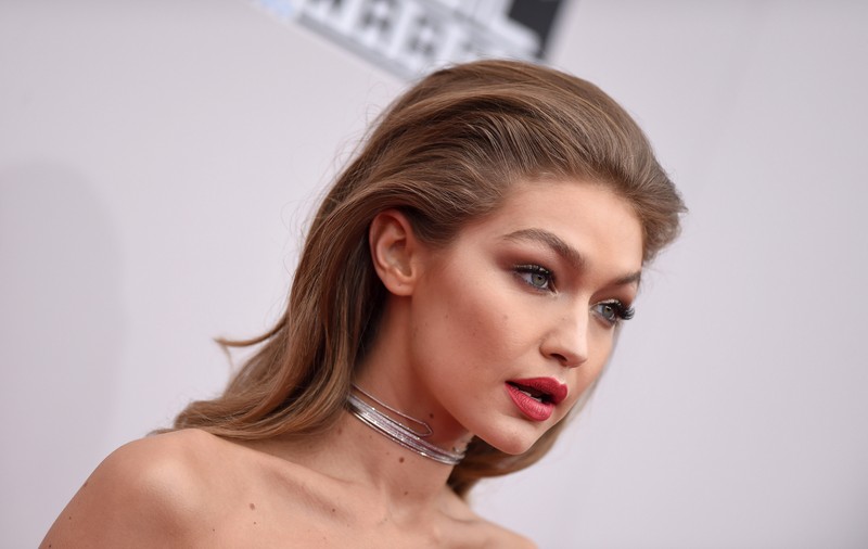 Gigi Hadid a pozat dezbrăcată! Fotografii incendiare cu modelul anului