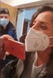 Jurnalista din Italia intră în sediul cabinetului de avocatură al Dianei Șoșoacă (Foto captură România TV)