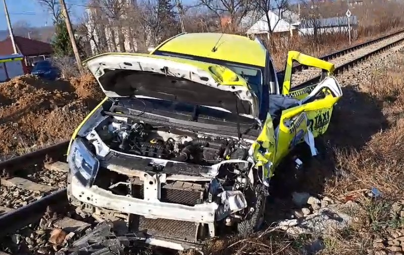 Un taxi a fost lovit de tren, în județul Iași. Șoferul băut a fost transportat la spital