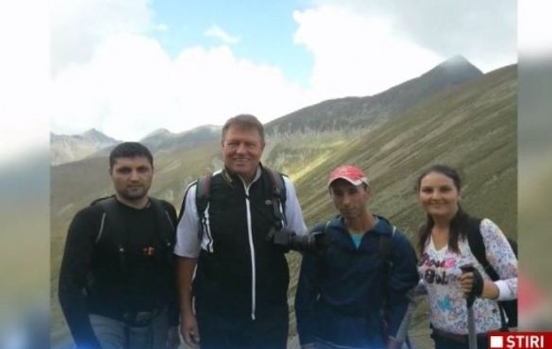 Nas în nas cu președintele pe munte. Klaus Iohannis a făcut poze alături de turiști cu o condiție