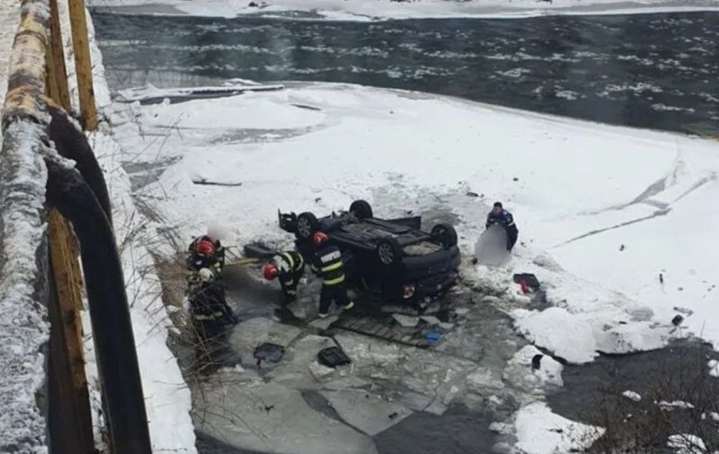 O mașină cu 6 pasageri s-a răsturnat în albia râului Bistrița, în Suceava: 4 minori au fost răniți și au ajuns la spital