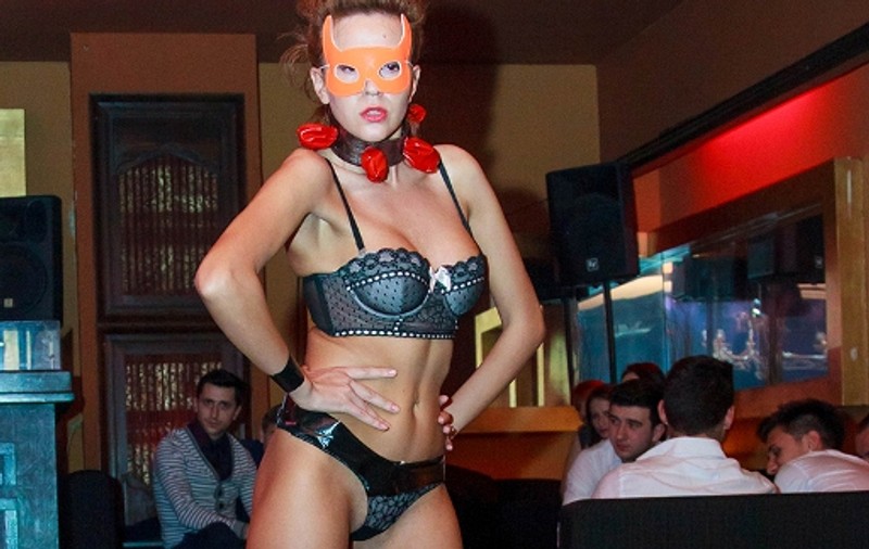INEDIT: CORNIŢE pe PANTOFI, în cadrul unei PREZENTĂRI DE MODĂ dintr-un club din România