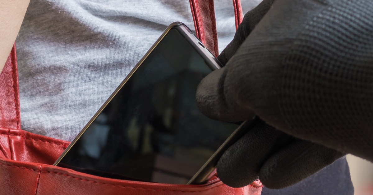 În imagine este ilustrat furtul unui telefon