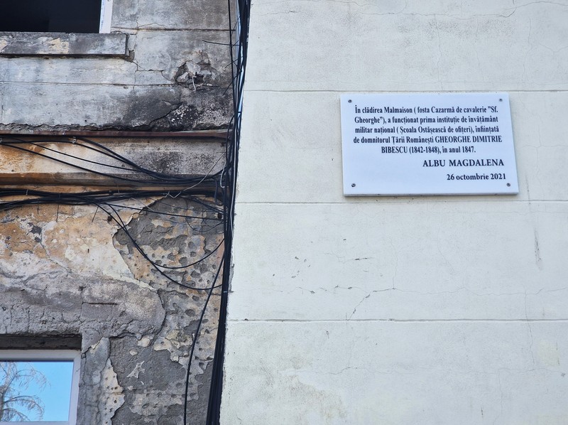 Plăcuța de la intrarea în clădirea Malmaison