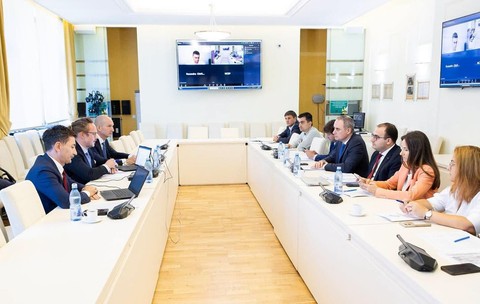 Ministrul Finantelor, Alexandru Nazare, la intalnirea cu delegatia Standard and Poor's. Foto: Facebook