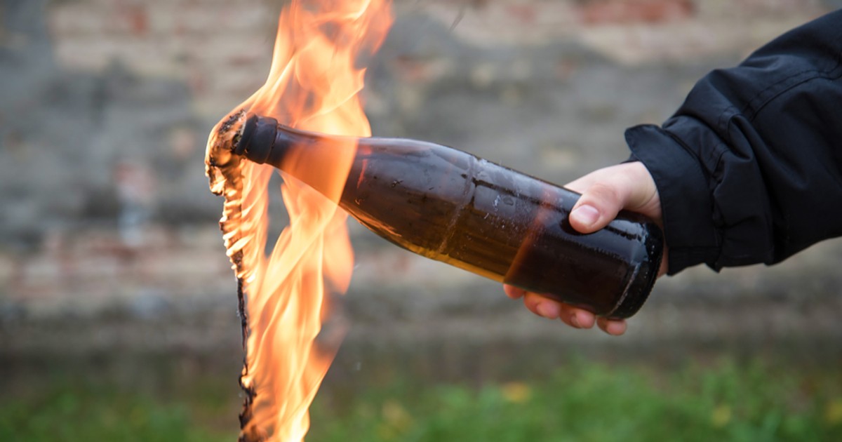 Familie din Craiova, atacată cu cocktailuri Molotov pentru o datorie. Scandalul a pornit de la un joc de poker