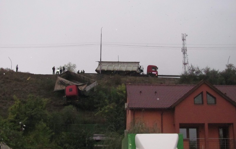Un TIR a sărit de pe şosea şi s-a oprit deasupra unei case