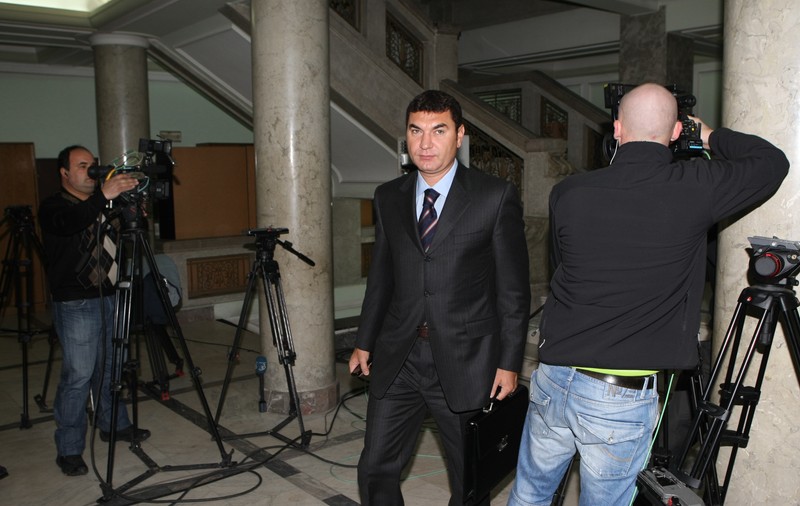 Greii fotbalului s-au strâns buluc la Curtea Supremă. Vezi cum încercă fraţii Becali, Cristi Borcea şi Jean Padureanu să evite interdicţia de a părăsi ţara!