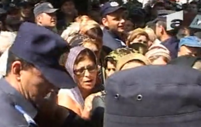 Video | S-au călcat în picioare pentru a atinge moaştele Sfântului Nifon 