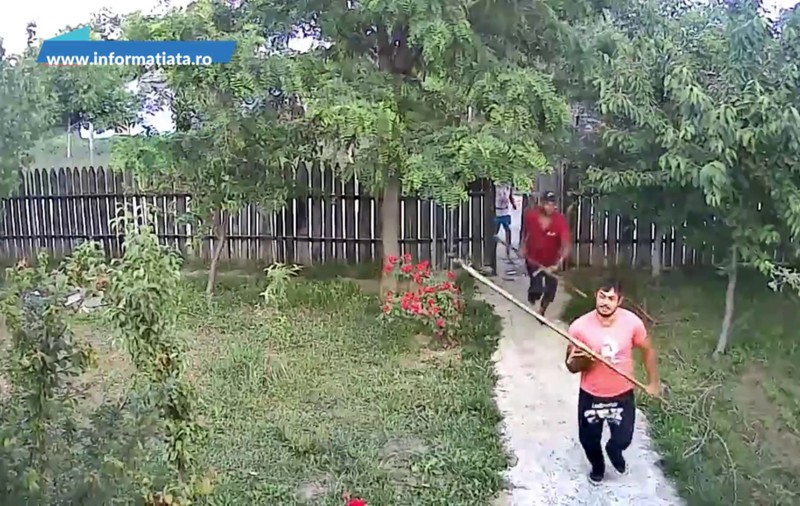 Momentul în care cinci bărbați înarmați cu topoare și bâte intră în curtea unei femei din Suceava și o amenință. Agresorii au fost reținuți