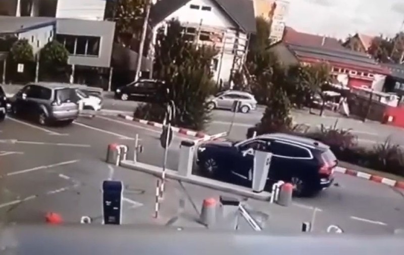 O șoferiță a făcut prăpăd cu SUV-ul, când ridica tichetul de parcare la mall, în Târgu Jiu