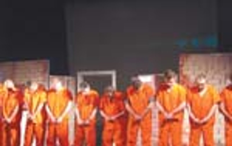 Din puscarie, direct pe scena