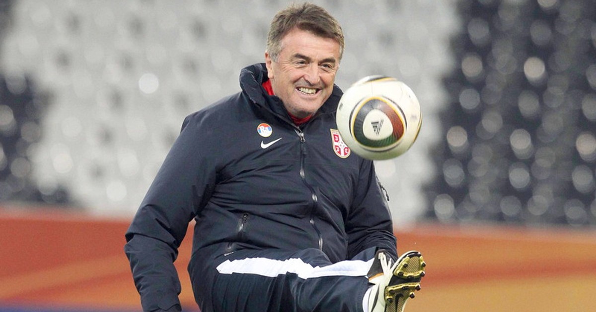 epa02216673 Serbia's national soccer team head coach Radomir Antic performs during his team's training session at the Mbombela Stadium in Nelspruit, South Africa, 22 June 2010. Serbia will face Australia in the FIFA 2010 World Cup group D soccer match on June 23. EPA/LINDSEY PARNABY
