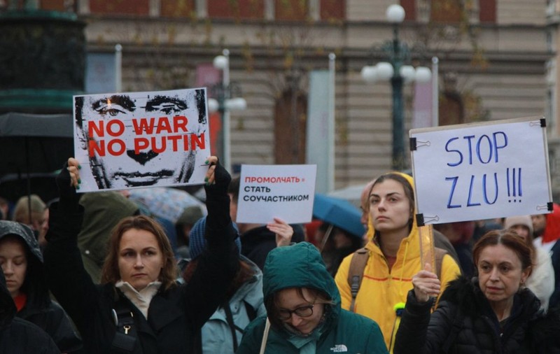 „Libertate pentru Ucraina”. Manifestație neobișnuită la Belgrad împotriva războiului lui Vladimir Putin