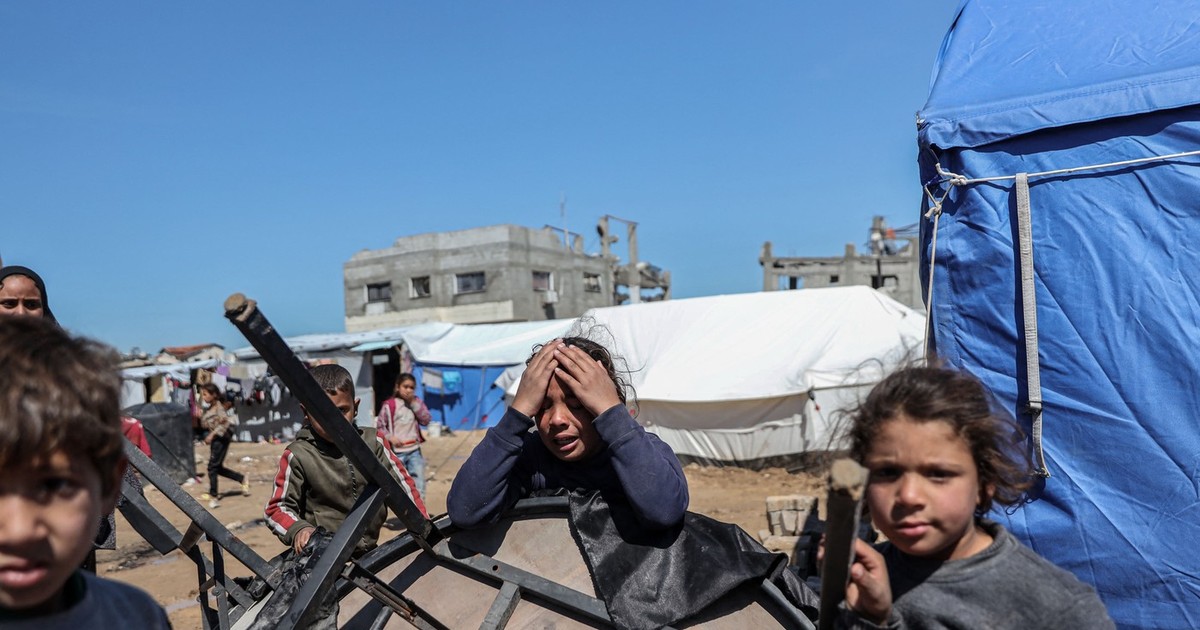 Copii în fața unor adăposturi temporare din Fâșia Gaza Foto: Profimedia