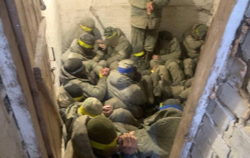 Imagini cu recruți ruși care s-au predat în regiunea Luhansk, prezentate de ucraineni: „De trei zile, n-am mâncat și n-am băut apă”