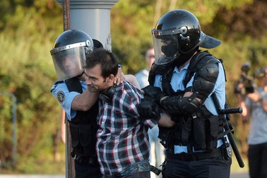Un protestatar este reținut de jandarmi în timpul mitingului de protest al cetățenilor români rezidenți în străinătate, "Protestul Diasporeii", vineri 10 august 2018, în Piață Victoriei din București. Foto Hepta