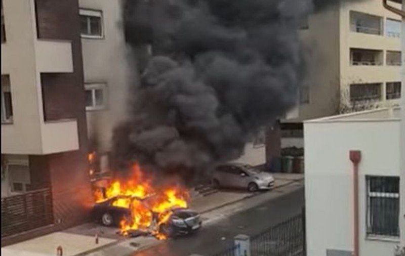O mașină a luat foc pe o stradă din București. Focul s-a extins la fațada unui bloc. VIDEO