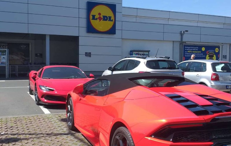 Săptămâna bogaților la Lidl. Cum „s-au întâlnit” un Lamborghini și un Ferrari în parcare