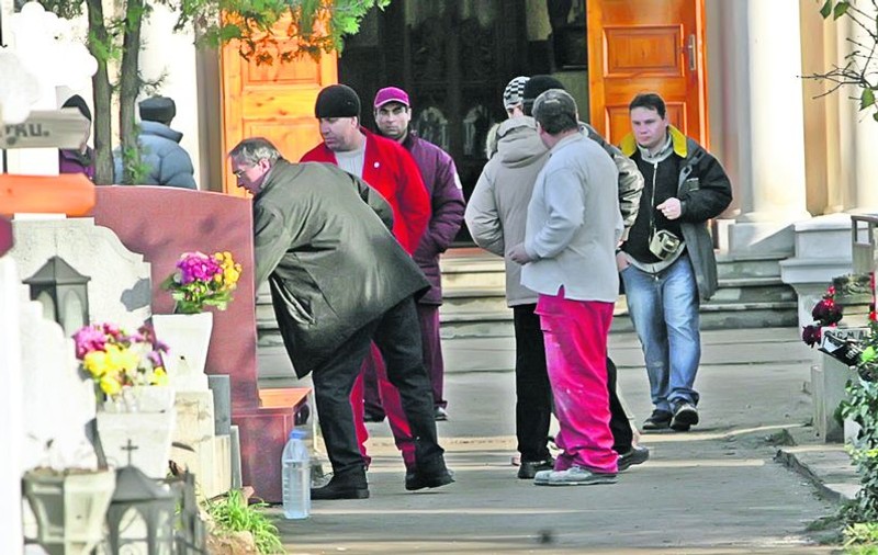 Exclusiv / Ceauşeştii, îngropaţi fără ştirea lui Valentin