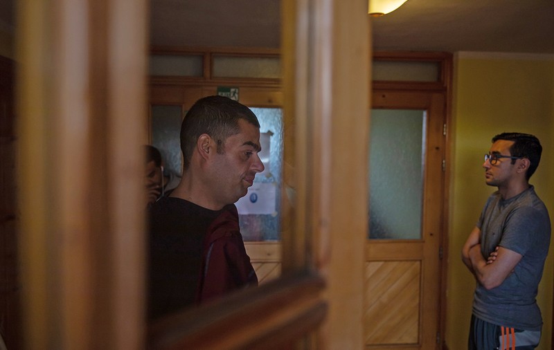 “Am venit aici să muncim, nu să mâncăm de la Crucea Roșie”. Disperarea a 45 de muncitori egipteni și tunisieni din Sibiu, abandonați de un afacerist care escrochează dându-se vărul lui Raed Arafat (I)