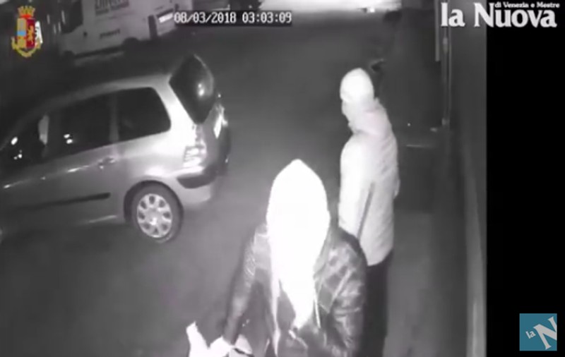 Hoți români, opriți cu focuri de armă în Italia. Tocmai plănuiau o nouă spargere (VIDEO)