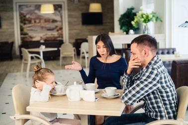 Părinții cu copii ar trebui să caute restaurante unde micuții să se simtă în largul lor, dar să nu deranjeze pe cei din jur, spune psihologul | Foto: Shutterstock