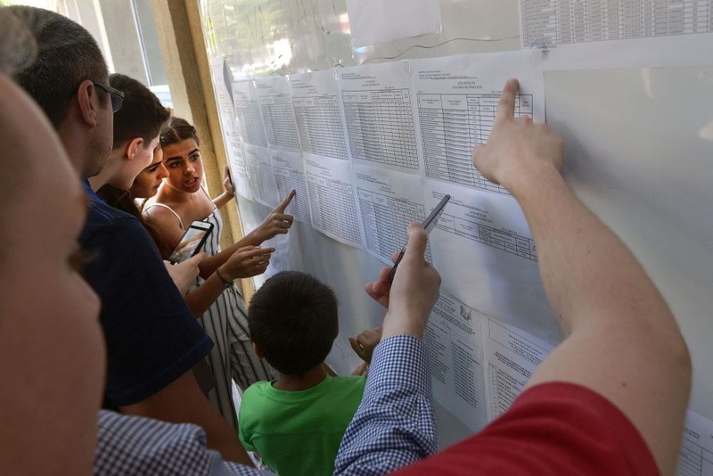 Elevi de clasa a VIII-a isi cauta numele pe listele de rezultate obtinute la examenul de Evaluare Nationala, afisate marti 19 iunie 2018, la o scoala din centrul Bucurestiului. MARIAN ILIE/MEDIAFAX FOTO