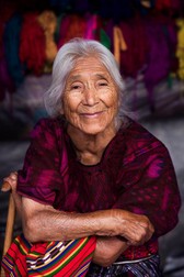 Jacinta, din Chichicastenango, Guatemala. Are 103 ani. Mama ei avea 50 de ani când a născut-o pe Jacinta. Foto: Mihaela Noroc / Atlasul frumuseții