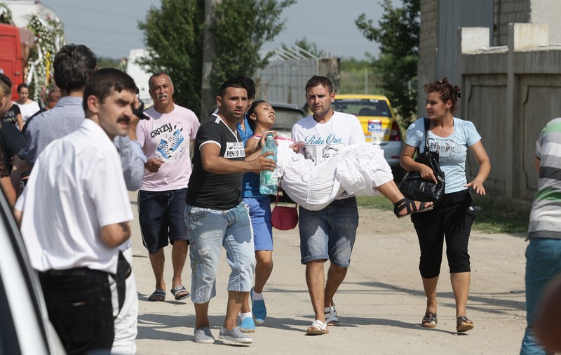 DURERE FĂRĂ MARGINI! O rudă a leşinat la înmormântarea milionarului de la Ştefăneşti | GALERIE FOTO