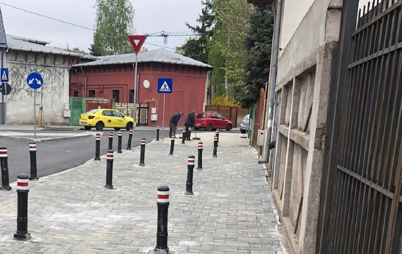 Trotuar plin de stâlpișori, în Sectorul 2. „Era vechi și urât, am făcut nou și urât”. Cum explică primarul amenajarea