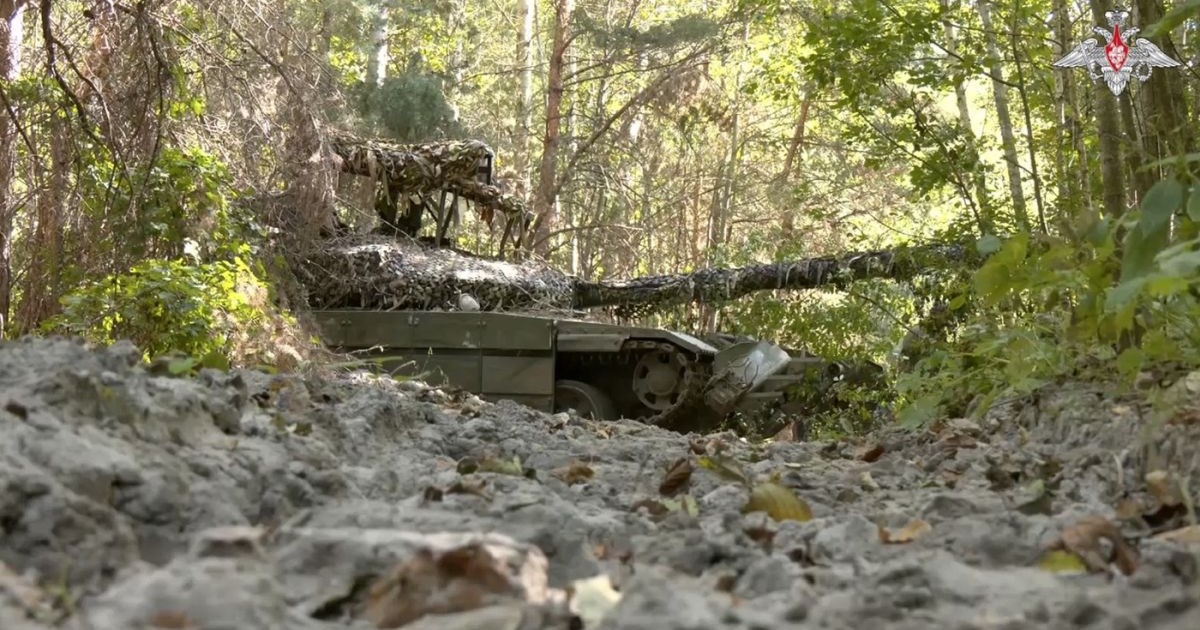 Un tanc rus în poziție de tragere într-o zonă nedezvăluită de la frontiera ruso-ucraineană, în regiunea Kursk Foto: Profimedia