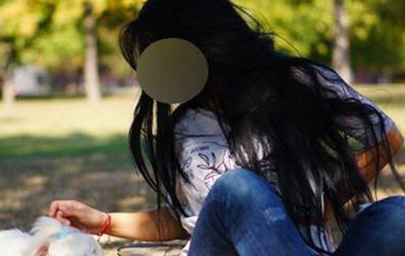 O cântăreaţă de la noi, la un pas de bătaie în parc din cauza căţelului! | FOTO