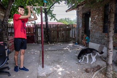 Cristi a împărţit mâncare oamenilor străzii, ca voluntar la Şansa Ta