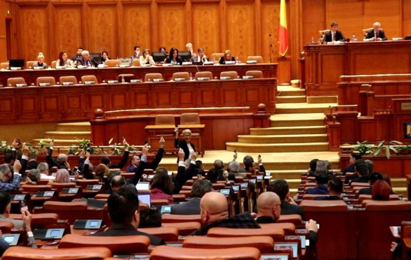 Care sunt beneficiile unui deputat sau senator în Parlamentul României: indemnizații de peste 10.000 de lei, cazare gratuită, pașaport diplomatic