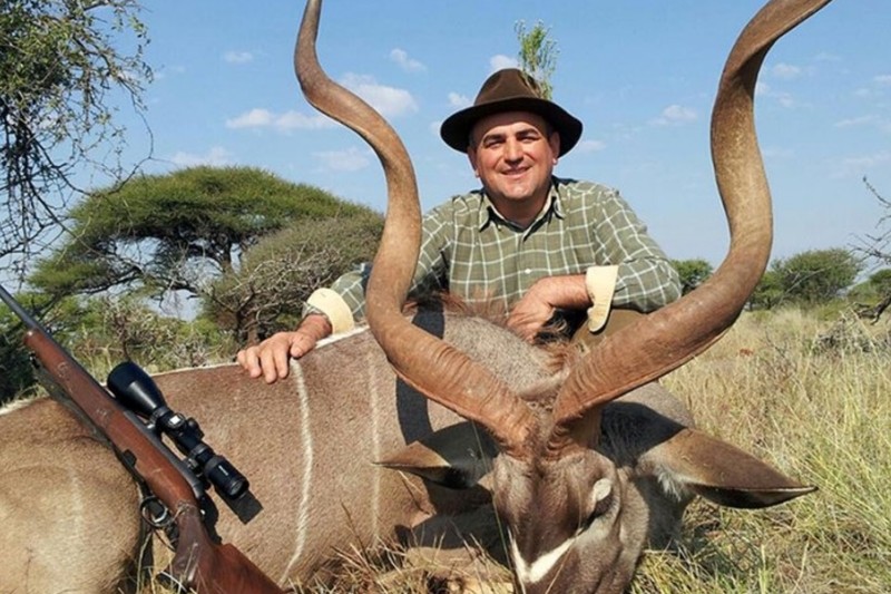 Traian Larionesei, fotografie cu trofeul său de vânătoare, o antilopă din Africa | Sursa foto: Facebook, între timp ștearsă de pe profilul personal