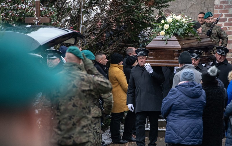 „Unde este Dumnezeu când mor oameni nevinovați?”. A fost înmormântat unul dintre polonezii uciși în explozia rachetei de la Przewodow