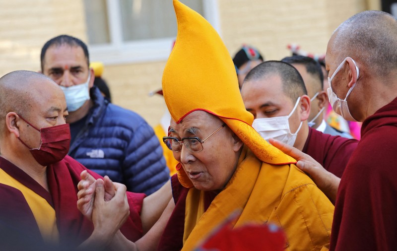 Dalai Lama, filmat când sărută un băiat și îi cere să „îi sugă limba”. Liderul spiritual și-a cerut scuze